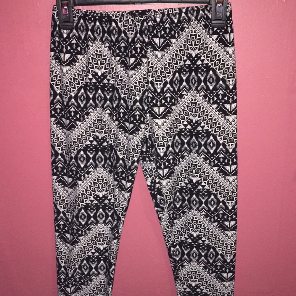 Black and White Pattern Leggings